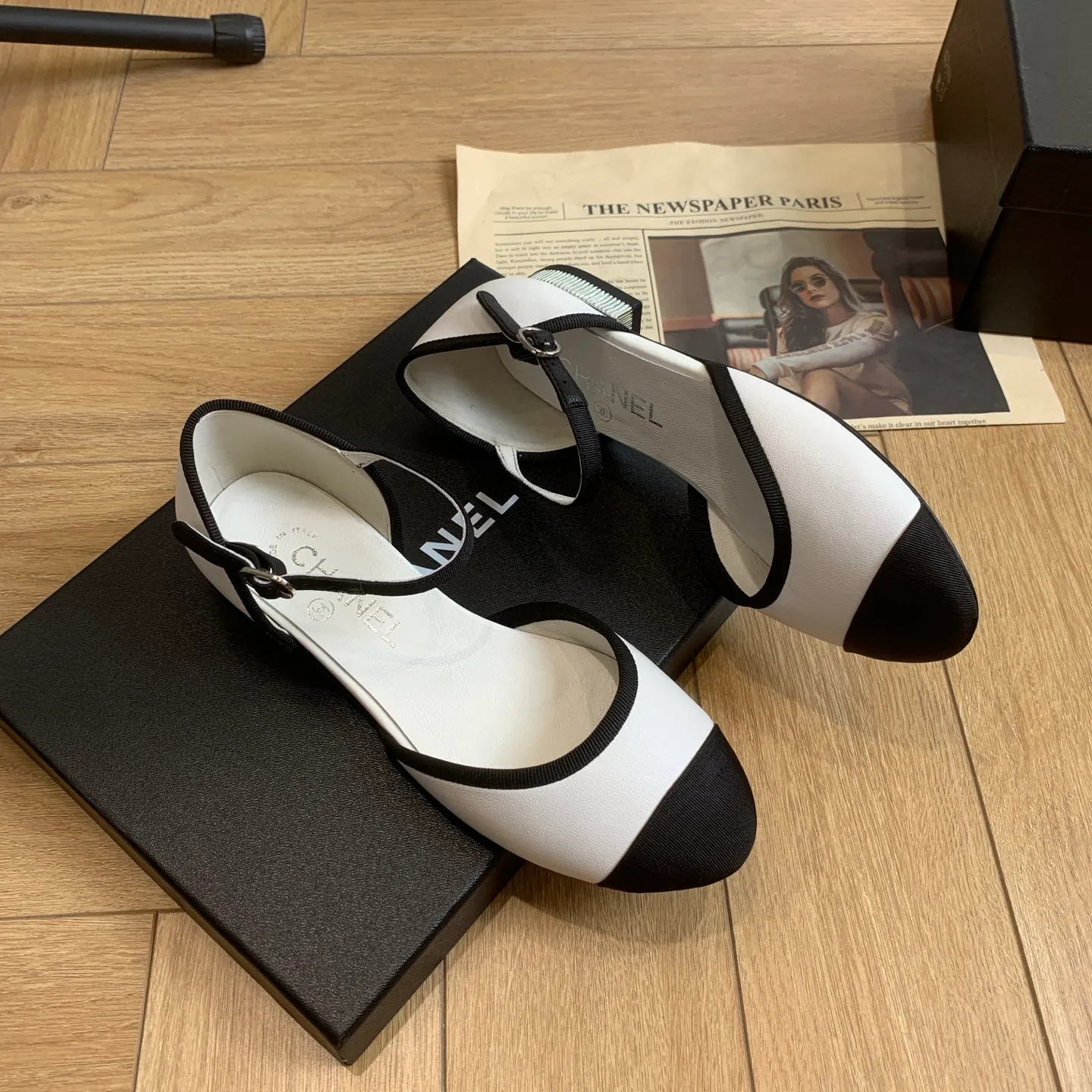👟👟Ex-factory price 520👟👟 🍀Chanel Xiaoxiang 25ss early spring new model, diamond pattern, thick heel Mary Jane shoes, retro French elegance, full of high-end sense, diamond hollow Mary Jane sandals, a very popular pair of sandals recently! The exposed-leg design directly lengthens your legs! Very white fairy style. A complete interpretation of French romance! Soft and delicate, the foot feels 100% comfortable, beautiful and ultra-feminine at the same time, ▪Fabric: Made of original imported cowhide ▪Inner foot pad: sheepskin ▪Sole: Original customized Italian leather outsole ▪Size: 35-39 (40 41 custom-made, non-refundable) 👉
